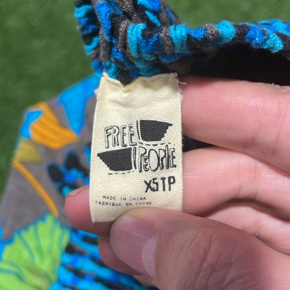 Ladies tropical print mini skirt with elastic waistband. - Picture 3 of 5